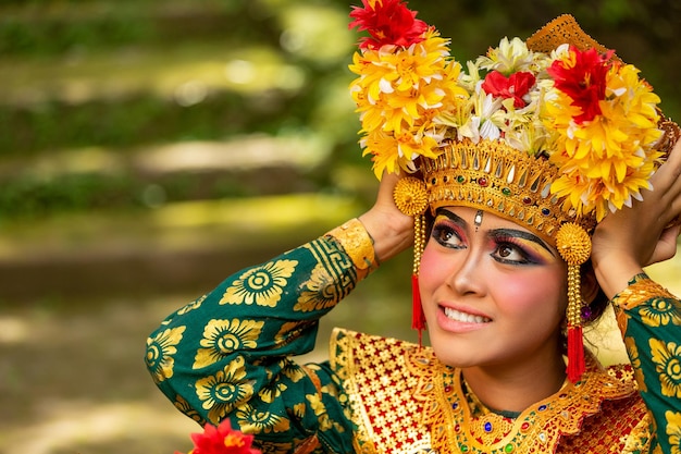 Portrait d'une fille indonésienne en costume traditionnel. Bali. Indonésie