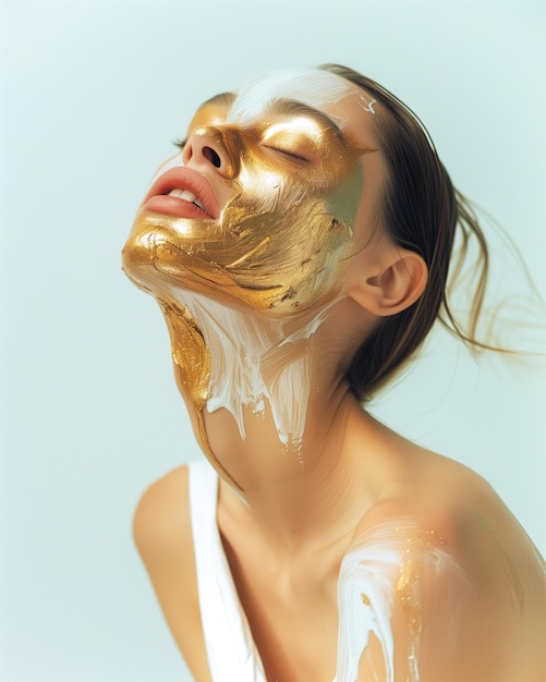 Photo portrait de fille jeune femme caucasienne peinte avec des couleurs et de l'or studio de mode tiré