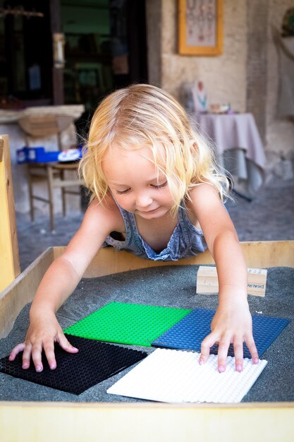 Photo portrait d'une fille jouant avec des jouets