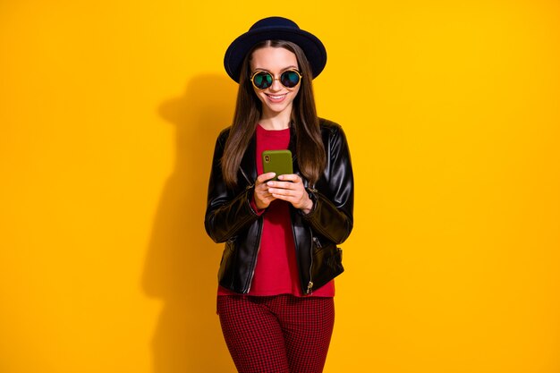 Portrait de fille joyeuse à l'aide de conversation téléphonique