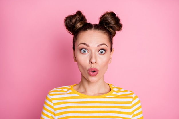 Portrait d'une fille joyeuse étonnée bonne nouvelle chance succès victoire réaction