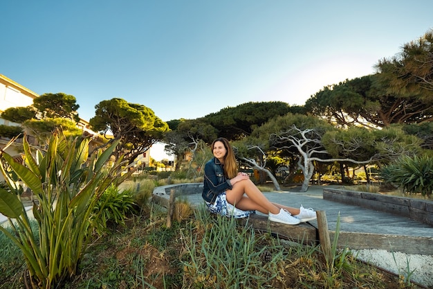 Portrait d'une fille en jupe sur un beau paysage