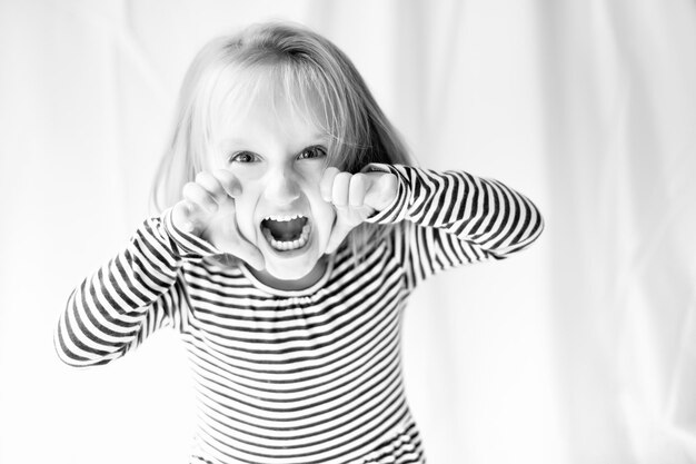 Portrait d'une fille à la maison