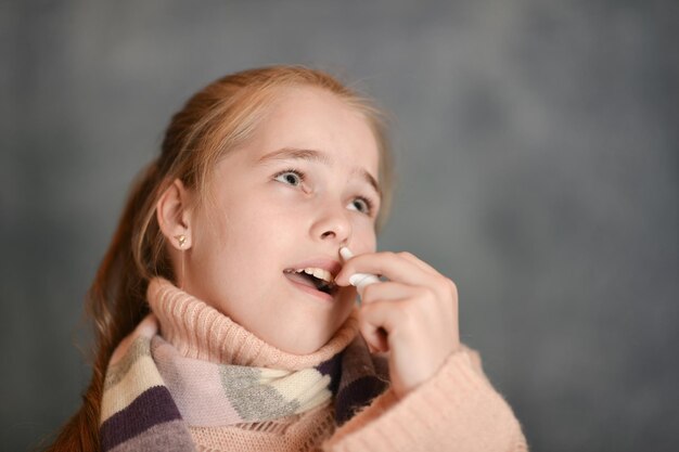 portrait d'une fille malade prenant des médicaments