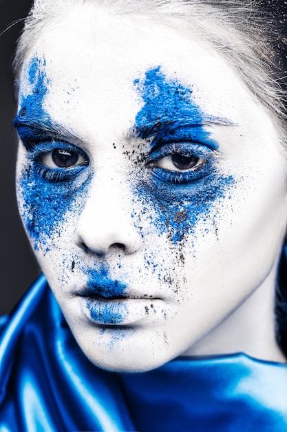 Photo portrait de fille mannequin avec maquillage en poudre colorée