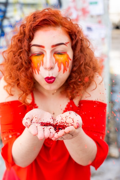 Portrait d'une fille avec un maquillage fougueux