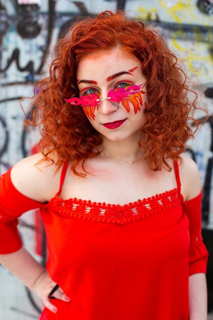 Portrait d'une fille avec un maquillage fougueux