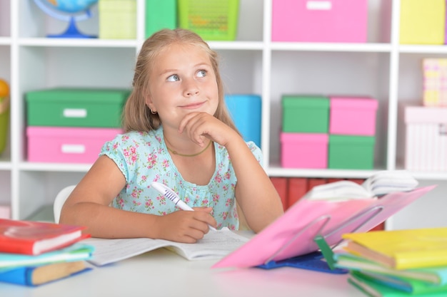 Le portrait d'une fille mignonne fait des leçons