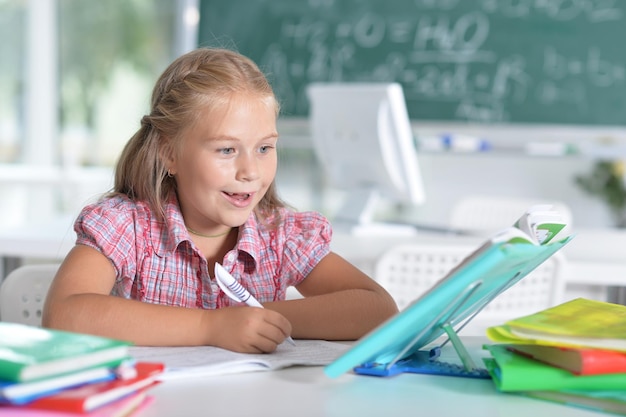 Le portrait d'une fille mignonne fait des leçons