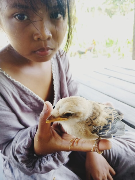 Portrait d'une fille avec un moineau