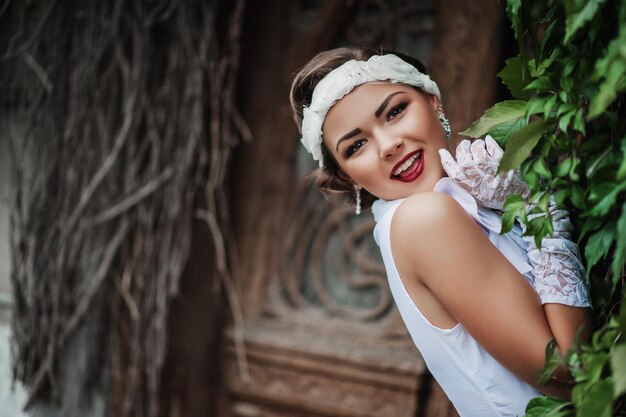 Portrait d'une fille mystérieuse souriant sincèrement