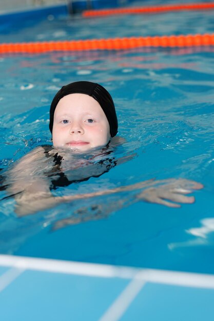 Photo portrait d'une fille nageant dans une piscine