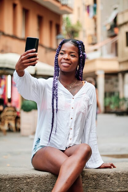 Portrait d'une fille noire marchant dans la ville