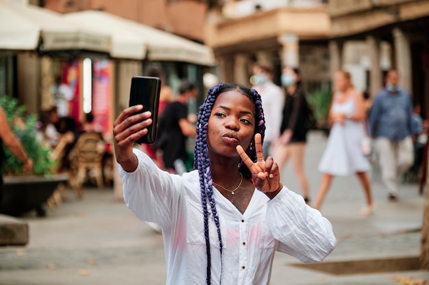 Portrait d'une fille noire marchant dans la ville