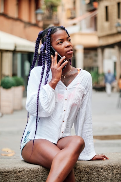 Portrait d'une fille noire marchant dans la ville