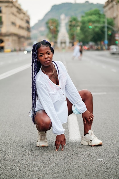 Portrait d'une fille noire marchant dans la ville