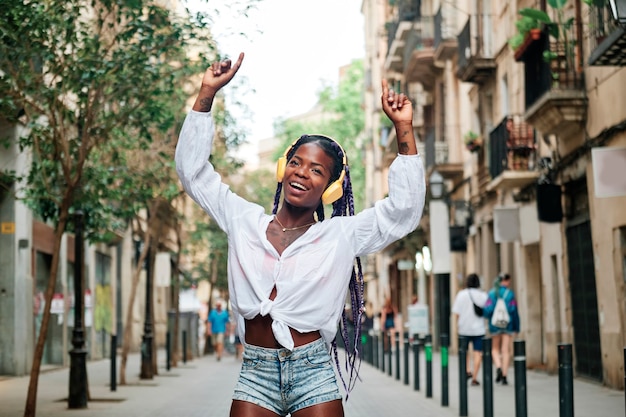 Portrait d'une fille noire marchant dans la ville