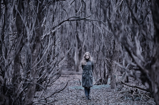 Photo portrait de fille de parc d'automne sombre, modèle de look d'automne tonifiant inhabituel