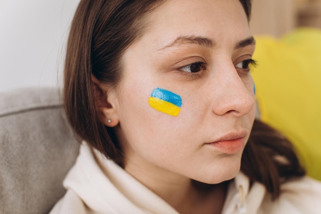 Portrait d'une fille patriotique ukrainienne