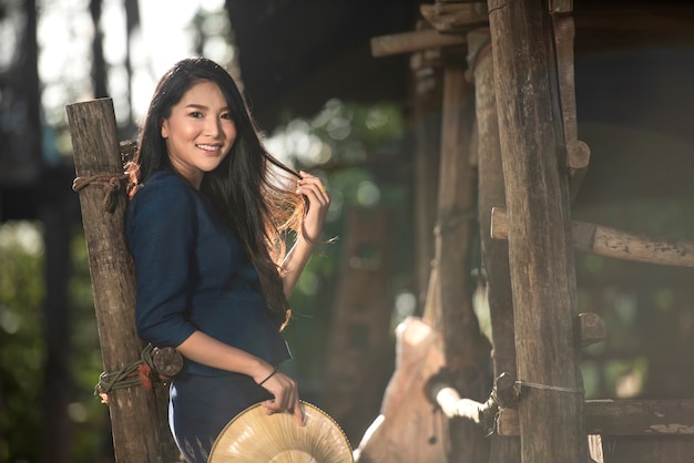 Portrait de fille de pays en plein air