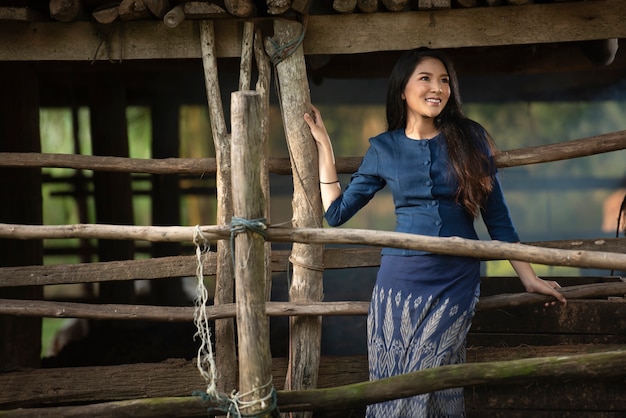 Photo portrait de fille de pays en plein air