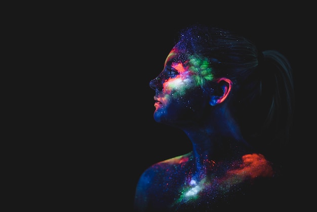 Portrait d&#39;une fille peinte en couleurs UV fluorescentes.