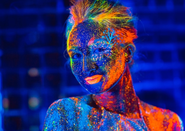 Portrait d&#39;une fille peinte en poudre fluorescente.