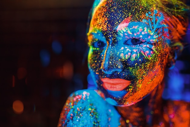 Portrait d&#39;une fille peinte en poudre fluorescente.