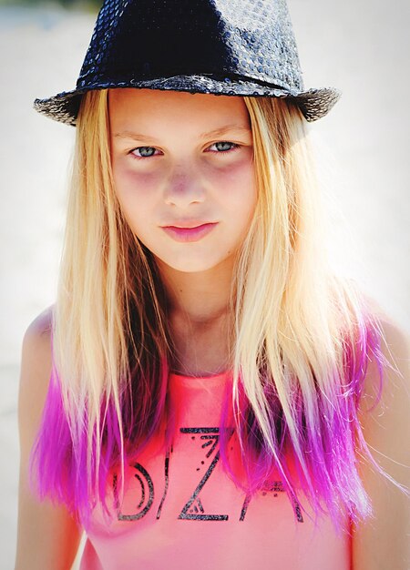 Photo portrait d'une fille portant un chapeau