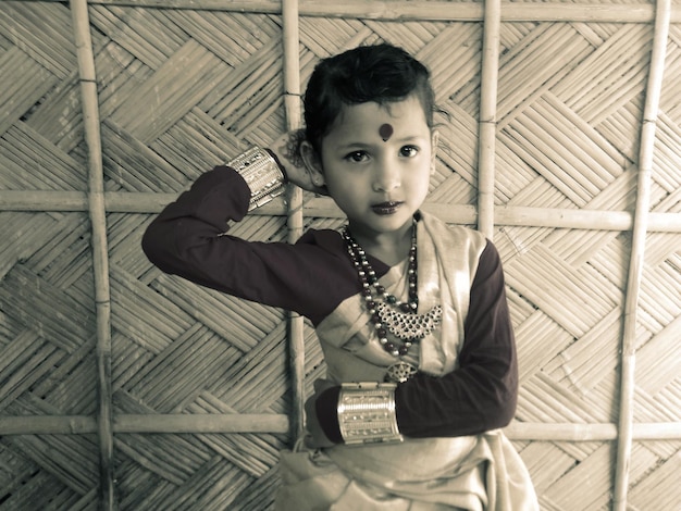 Photo portrait d'une fille portant un costume traditionnel debout dans une cabane