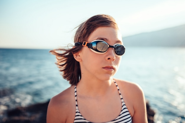 Portrait, fille, porter, lunettes natation, plage