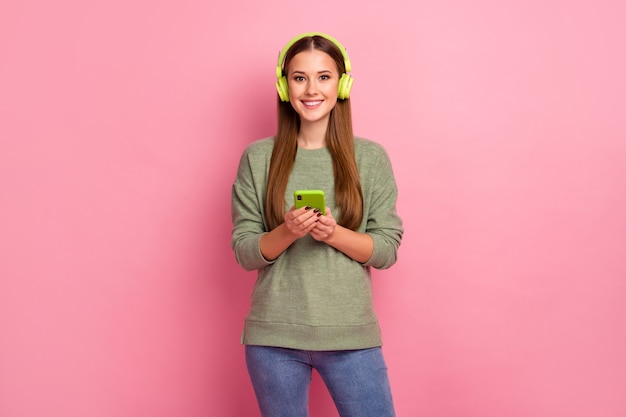 Portrait de fille positive utiliser casque d'écoute de téléphone portable