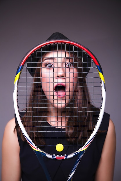 Portrait d'une fille avec une raquette de tennis
