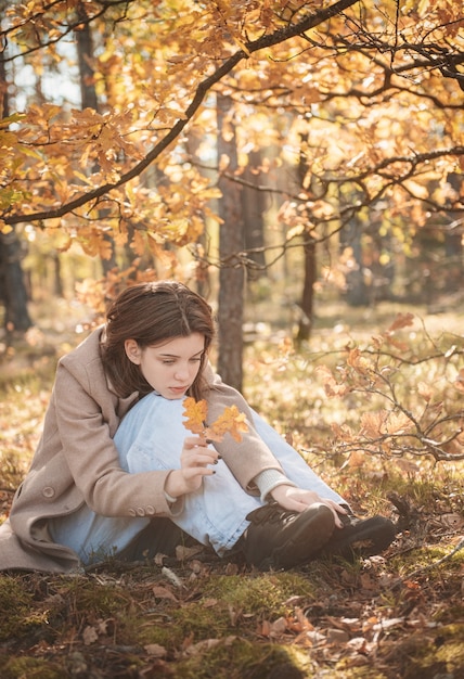 Portrait d'une fille réfléchie et triste. Couleurs d'automne. Mode de vie. Ambiance d'automne. forêt