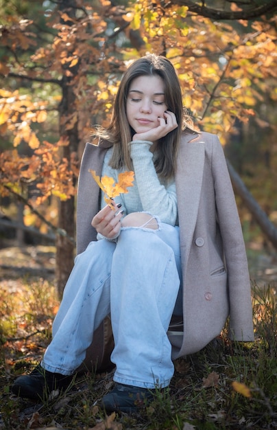 Portrait d'une fille réfléchie et triste. Couleurs d'automne. Mode de vie. Ambiance d'automne. forêt