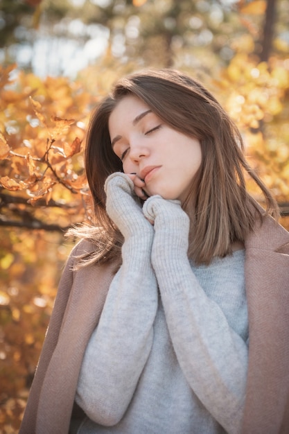 Portrait d'une fille réfléchie et triste. Couleurs d'automne. Mode de vie. Ambiance d'automne. forêt