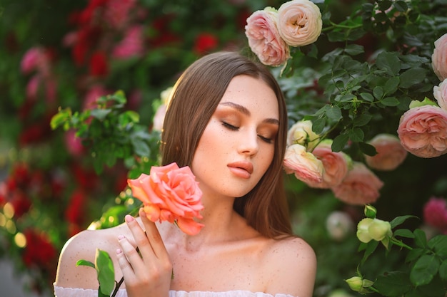 Portrait d'une fille avec une rose