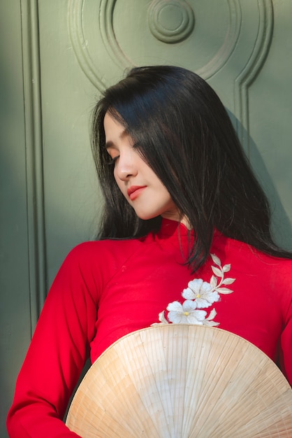 Portrait de fille rouge traditionnelle vietnamienne, belle jeune femme asiatique portant le Vietnam