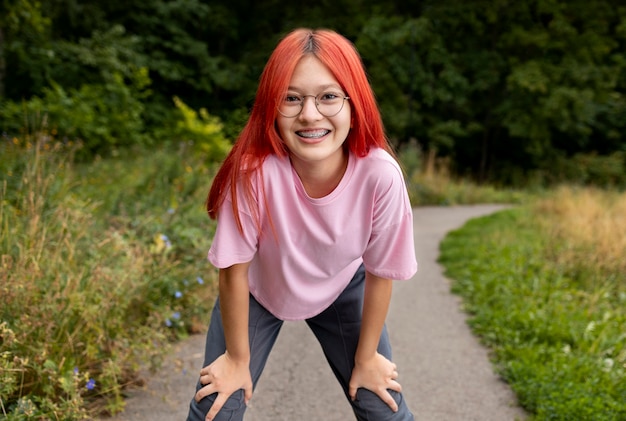 Portrait de fille rousse à l'extérieur