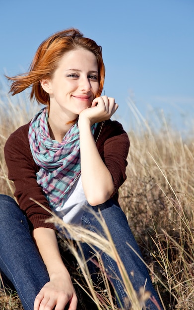 Portrait de fille rousse heureuse sur l&#39;herbe de l&#39;automne.