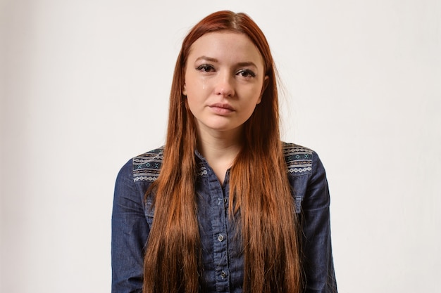 Portrait d'une fille rousse qui pleure