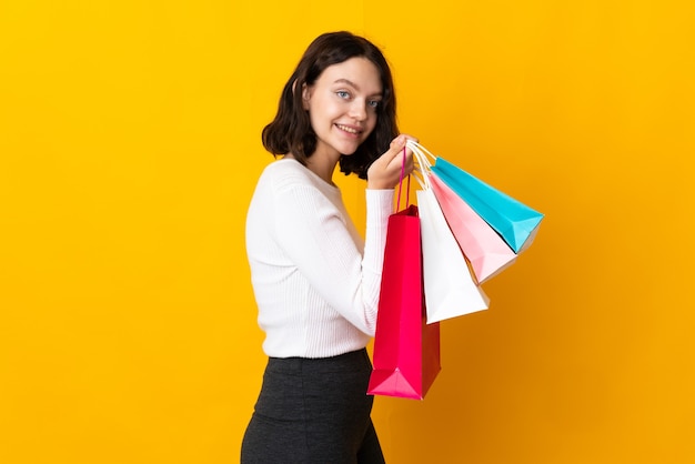 portrait fille avec des sacs à provisions