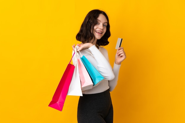 portrait fille avec des sacs à provisions