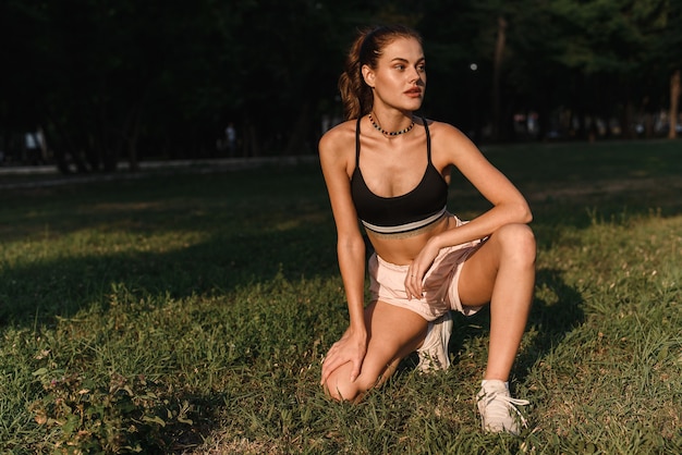 Portrait d'une fille se reposant après une séance d'entraînement en plein air. Faites une pause après le yoga ou les étirements.