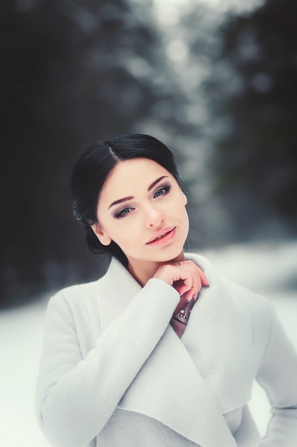 Portrait d&#39;une fille solitaire dans la forêt