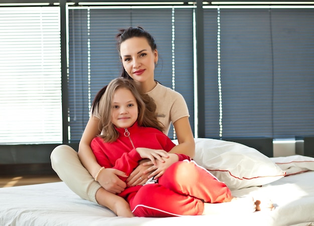 Photo portrait d'une fille souriante allongée sur le lit