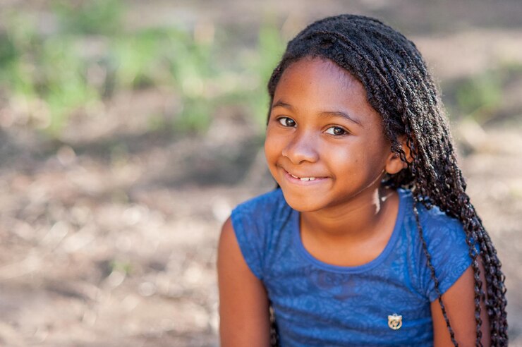 Photo portrait d'une fille souriante aux cheveux longs