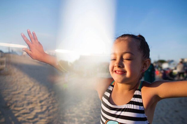 Portrait d'une fille souriante contre le ciel