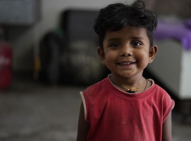 Portrait d'une fille souriante debout à la maison