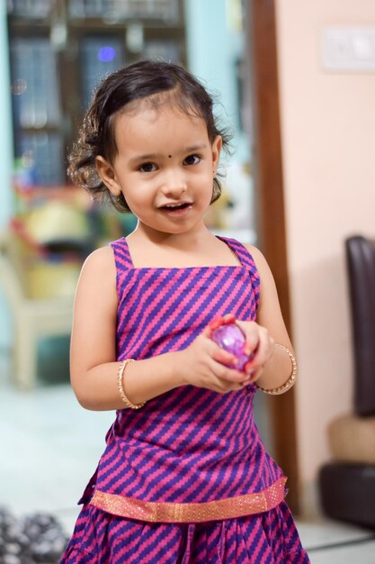 Photo portrait d'une fille souriante debout à la maison